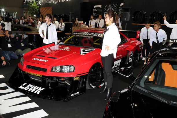 リバティウォークが今年も「やりすぎ」カスタムカーを披露【東京オート