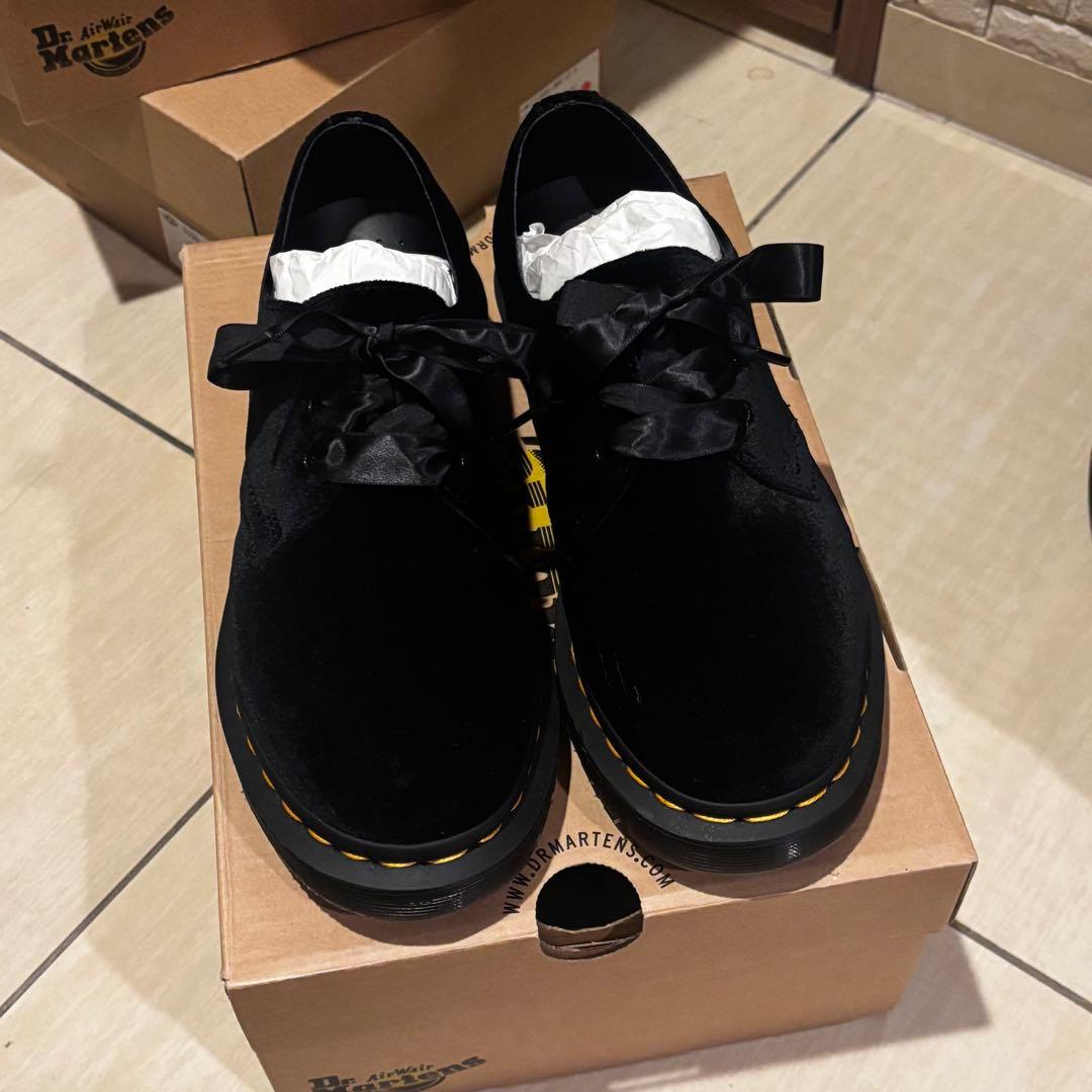 Dr.Martens ブラックベルベット ローファー 3ホール ウェルトステッチからアウトソールまで、すべてオールブラックでまとめ