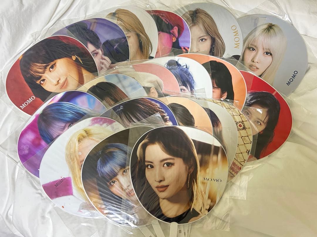 TWICE モモうちわ19枚まとめ売り TWICE モモうちわ19枚まとめ売り - メルカリ